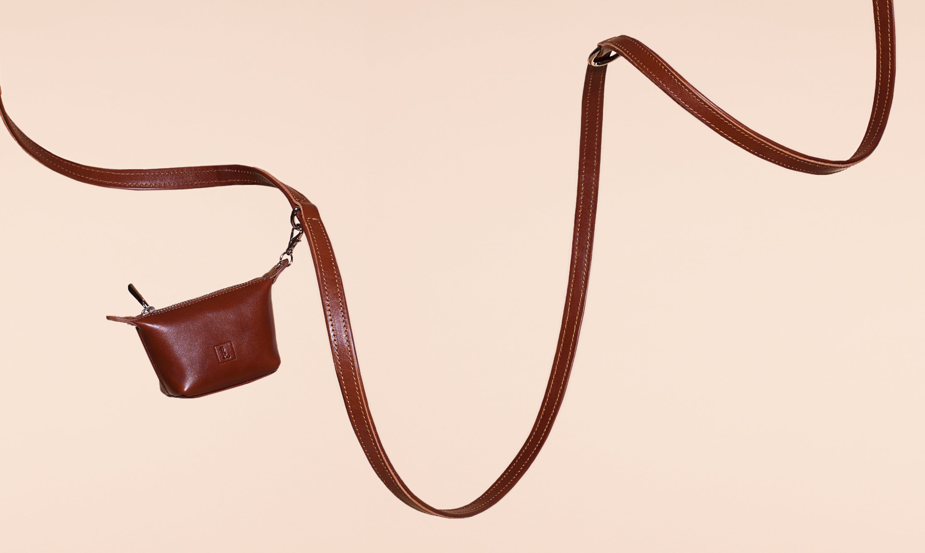 Kotbeutelspender aus Leder in Cognac