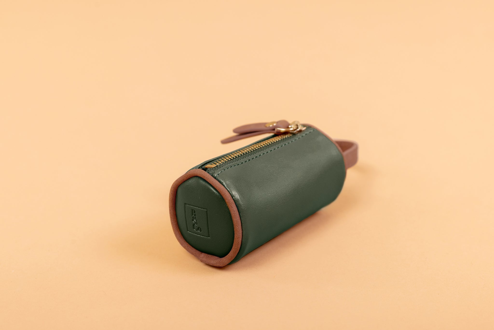 Apple Leather Poop Bag in Winter Green