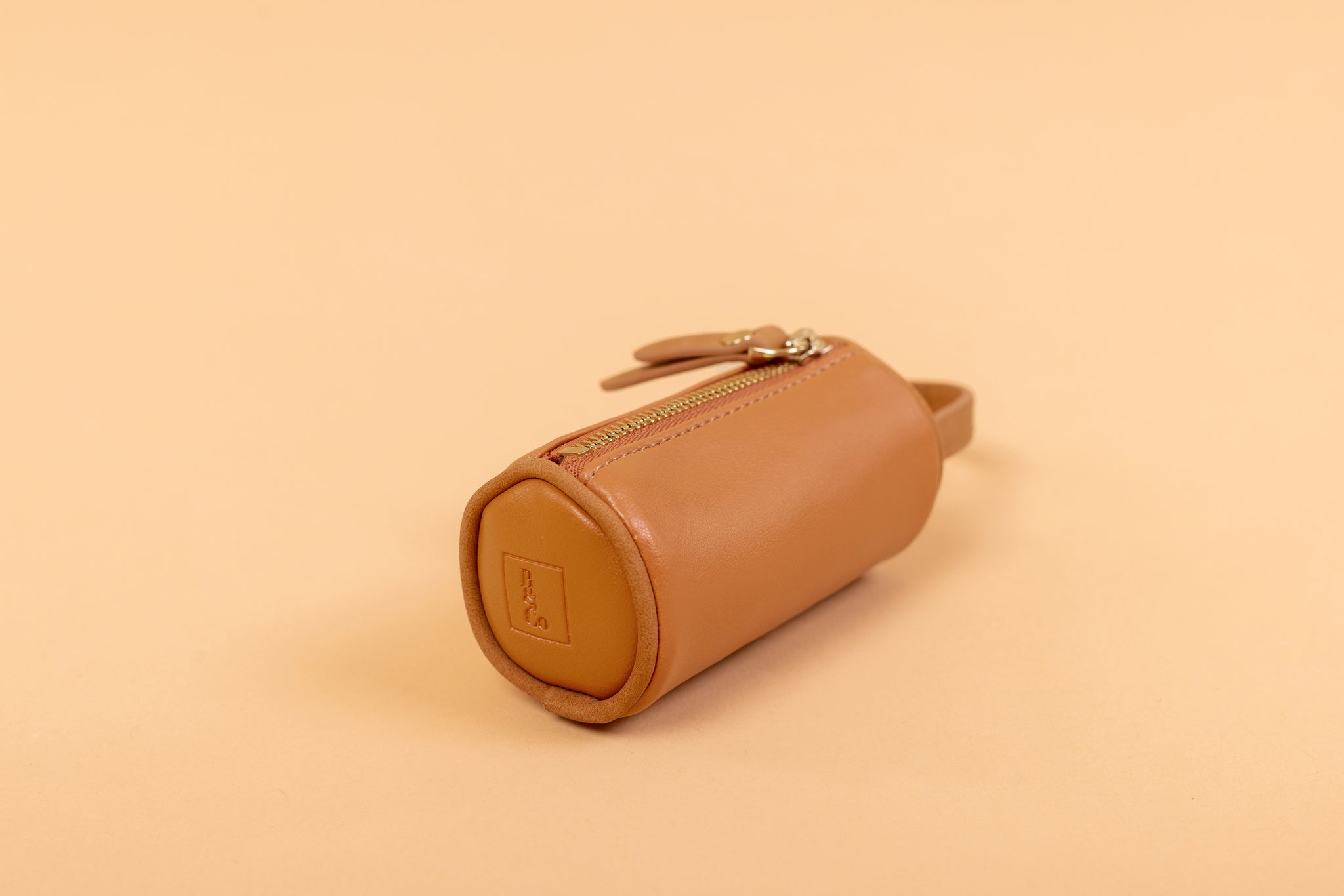 Apple Leather Poop Bag in Camel