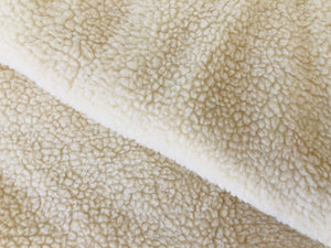 Gesteppte Samt-Sherpa-Matte in Karamell