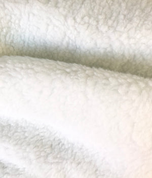 Gesteppte Samt-Sherpa-Matte in Schwarz